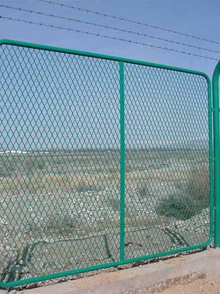 Chain link mesh: Taming Wild Nature for Ecological Conservation